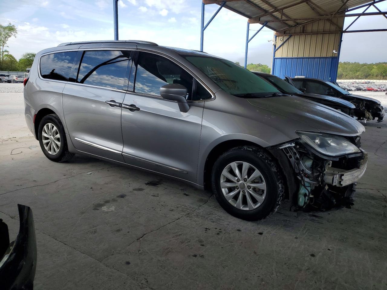 2019 CHRYSLER PACIFICA TOURING L photo 4