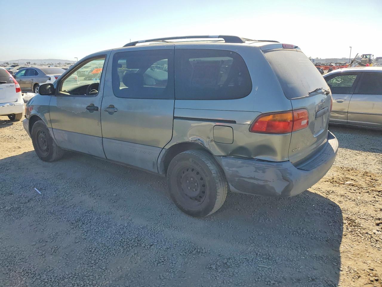 1998 TOYOTA SIENNA LE photo 3