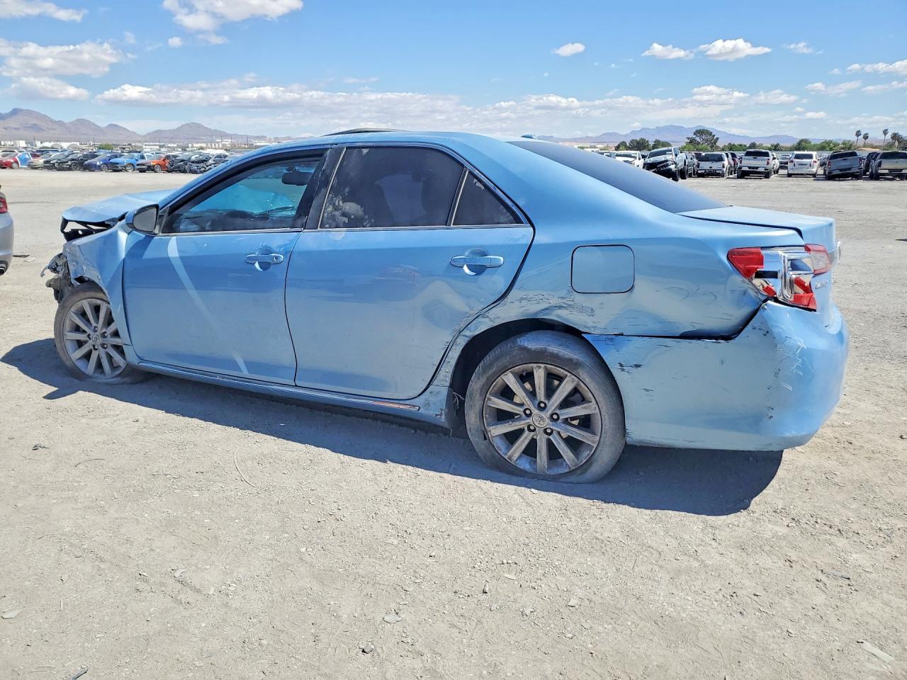 2014 TOYOTA CAMRY XLE photo 2