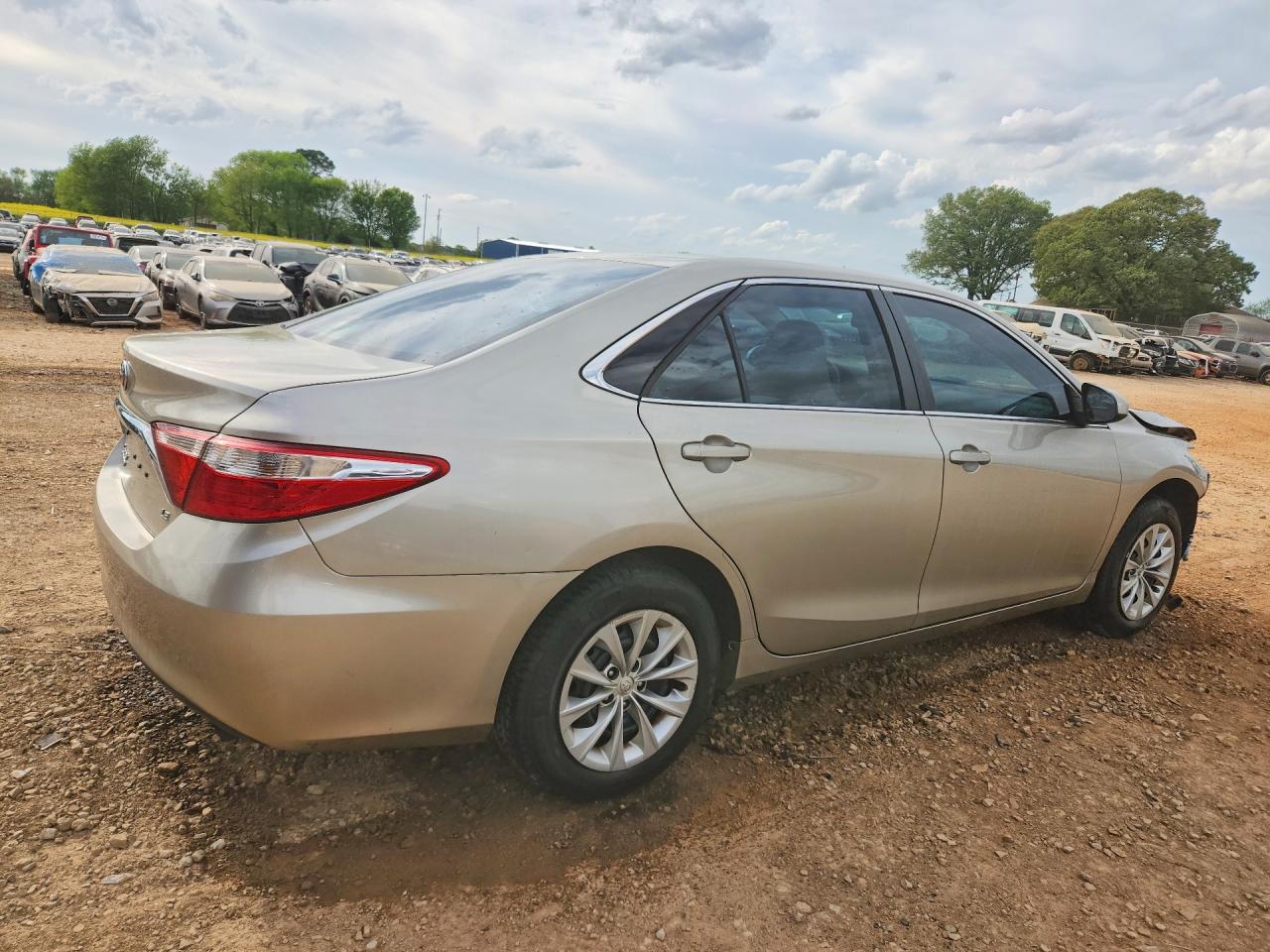 2017 TOYOTA CAMRY LE photo 3
