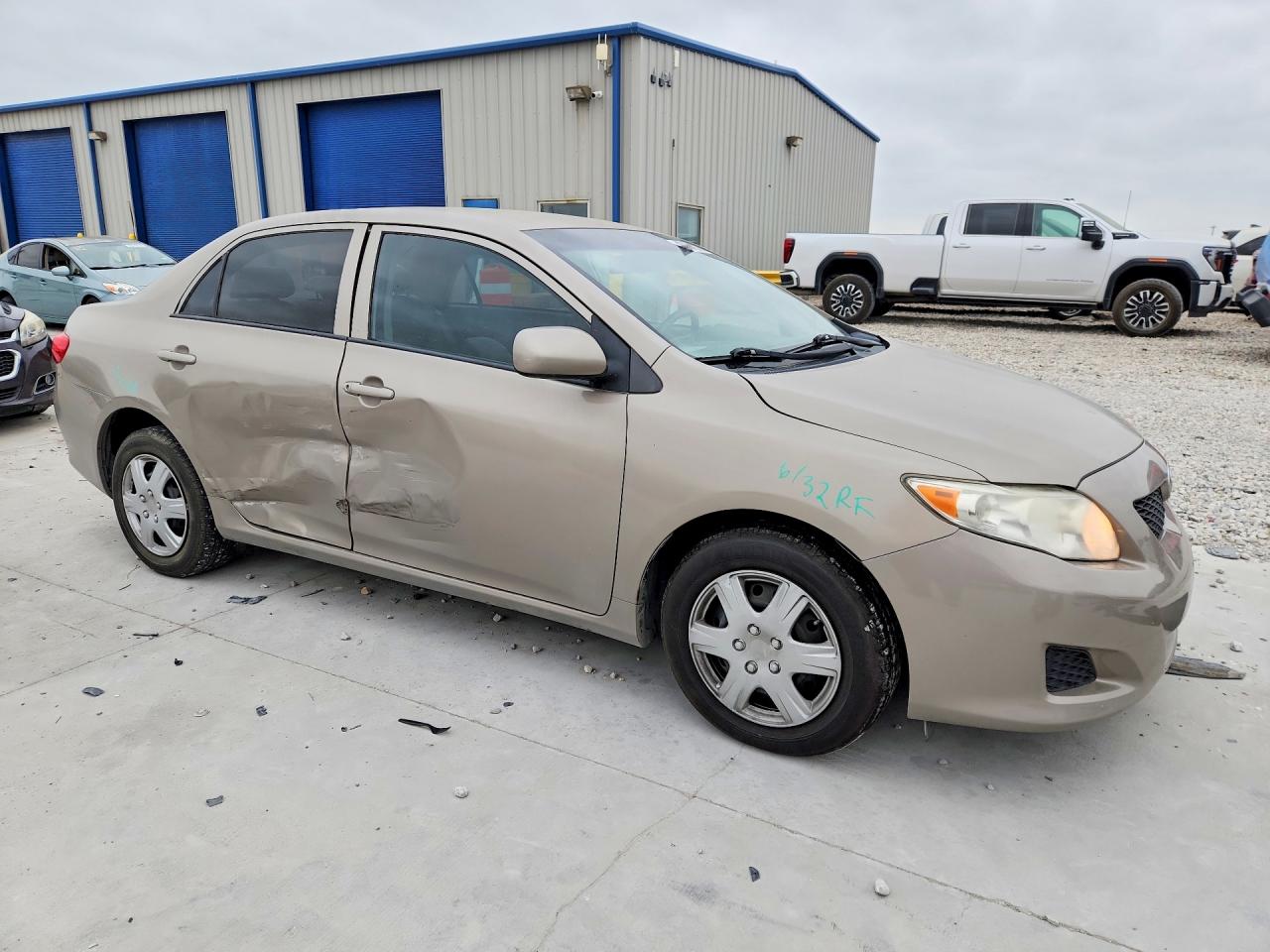 2010 TOYOTA COROLLA LE photo 4