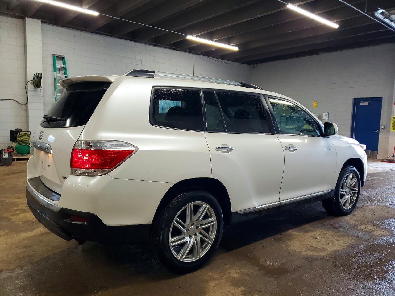 2011 TOYOTA HIGHLANDER LIMITED photo 3
