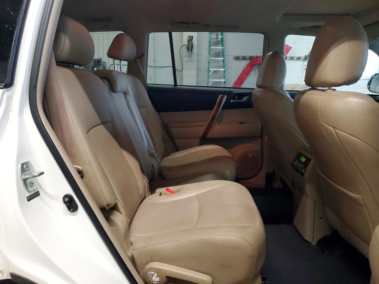 2011 TOYOTA HIGHLANDER LIMITED photo 11