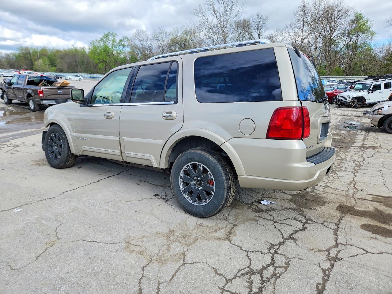 2004 LINCOLN NAVIGATOR photo 2