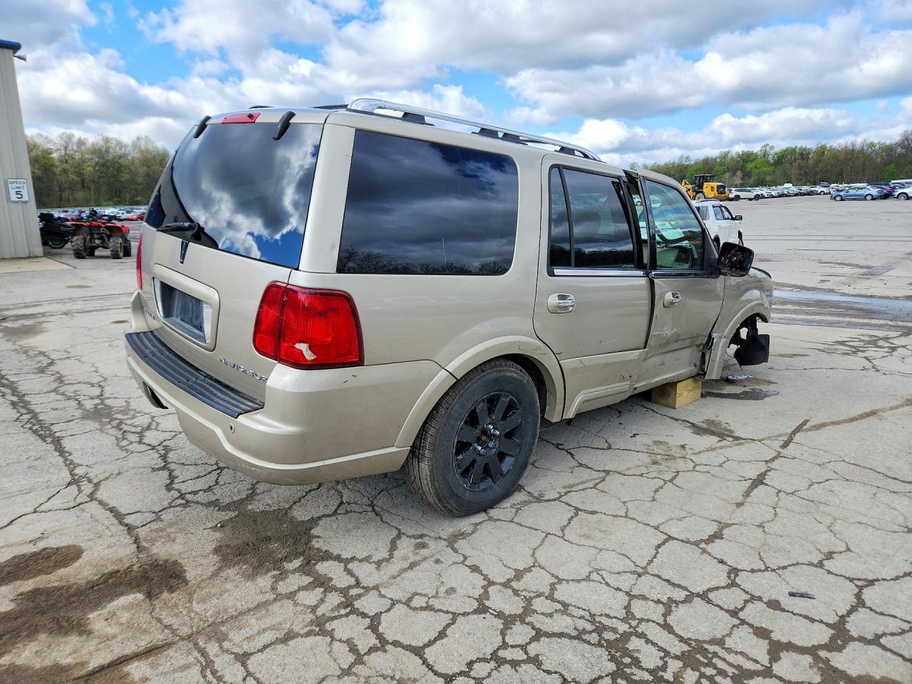 2004 LINCOLN NAVIGATOR photo 3