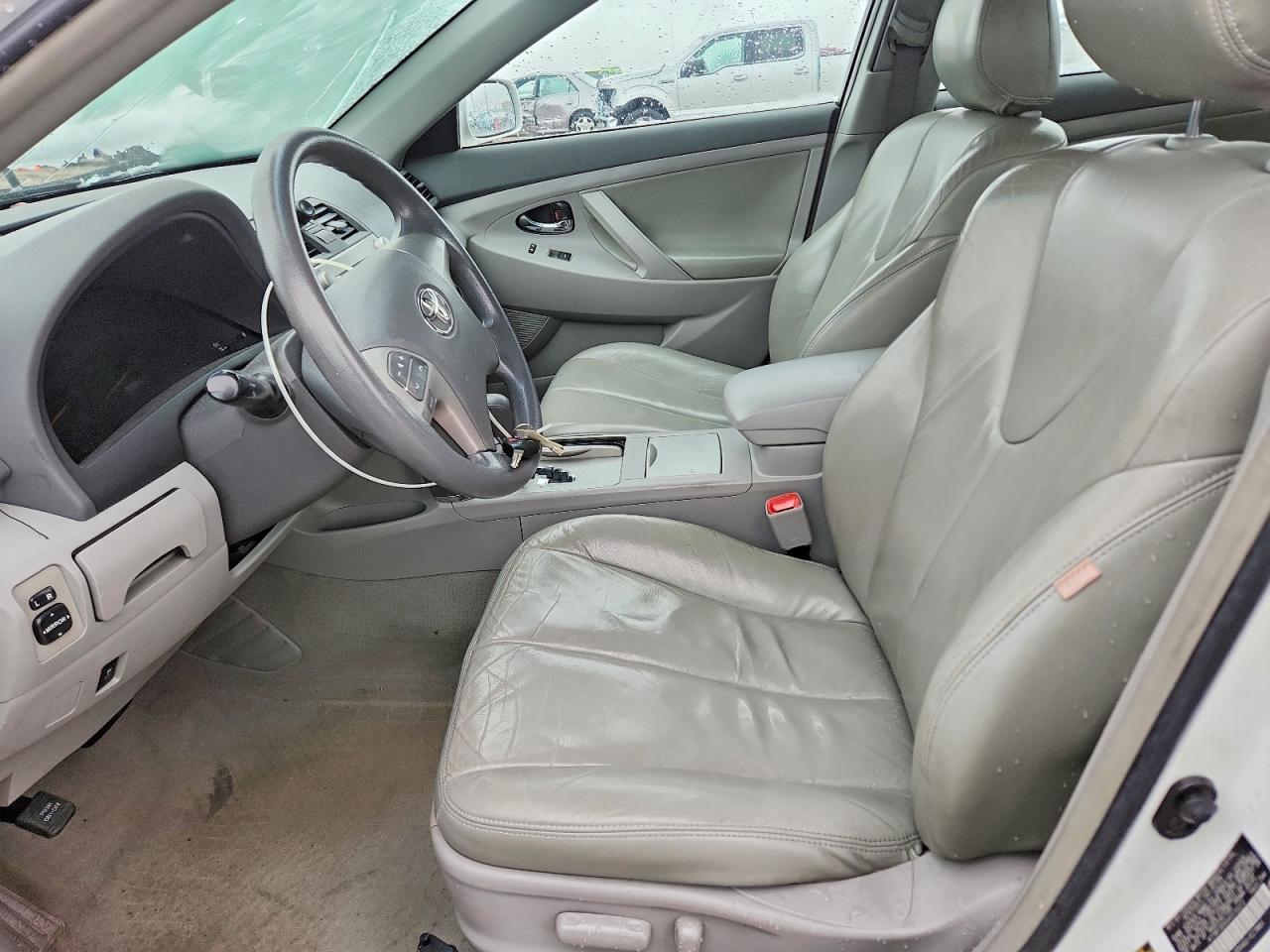 2010 TOYOTA CAMRY LE photo 19