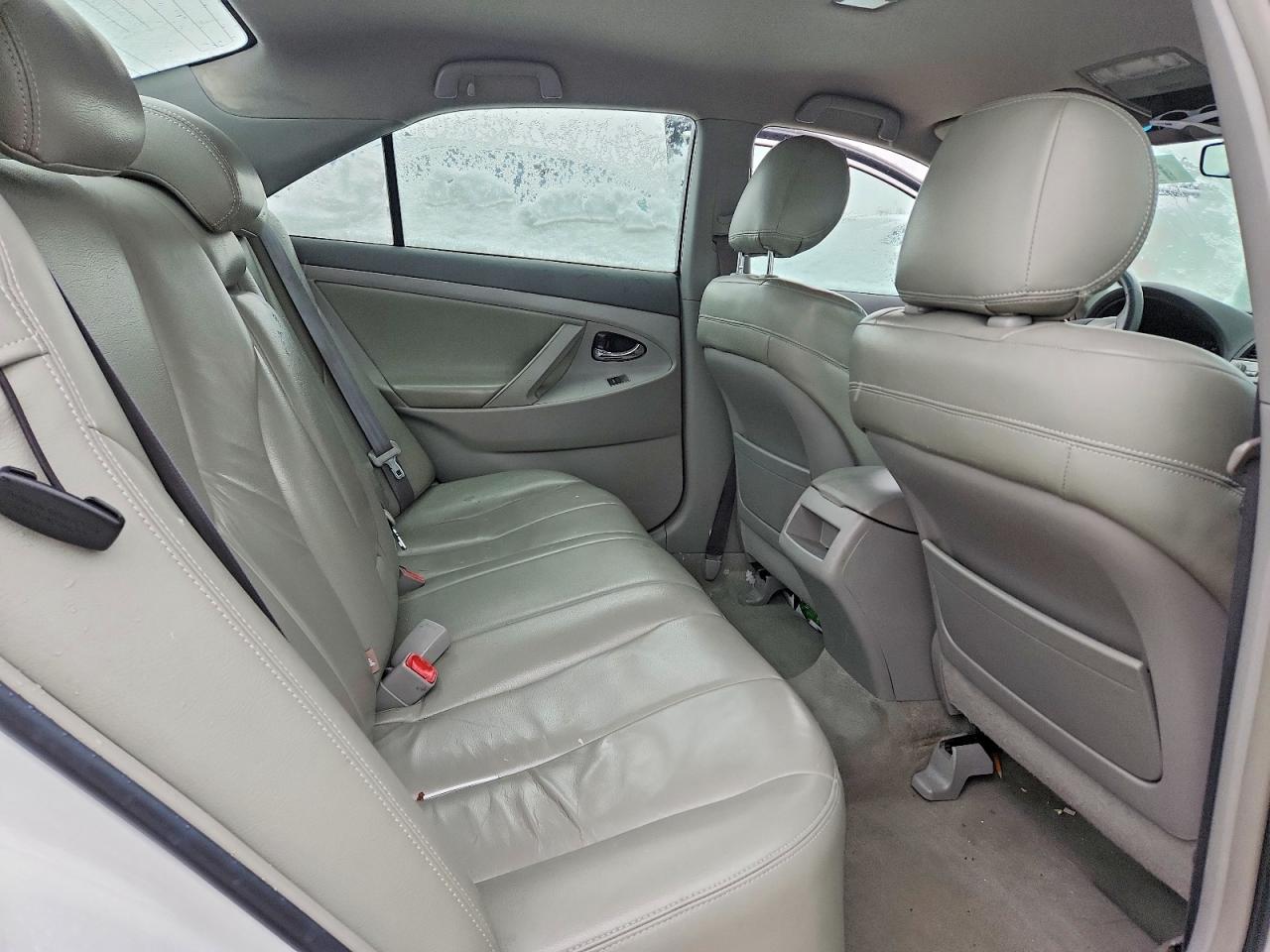 2010 TOYOTA CAMRY LE photo 28