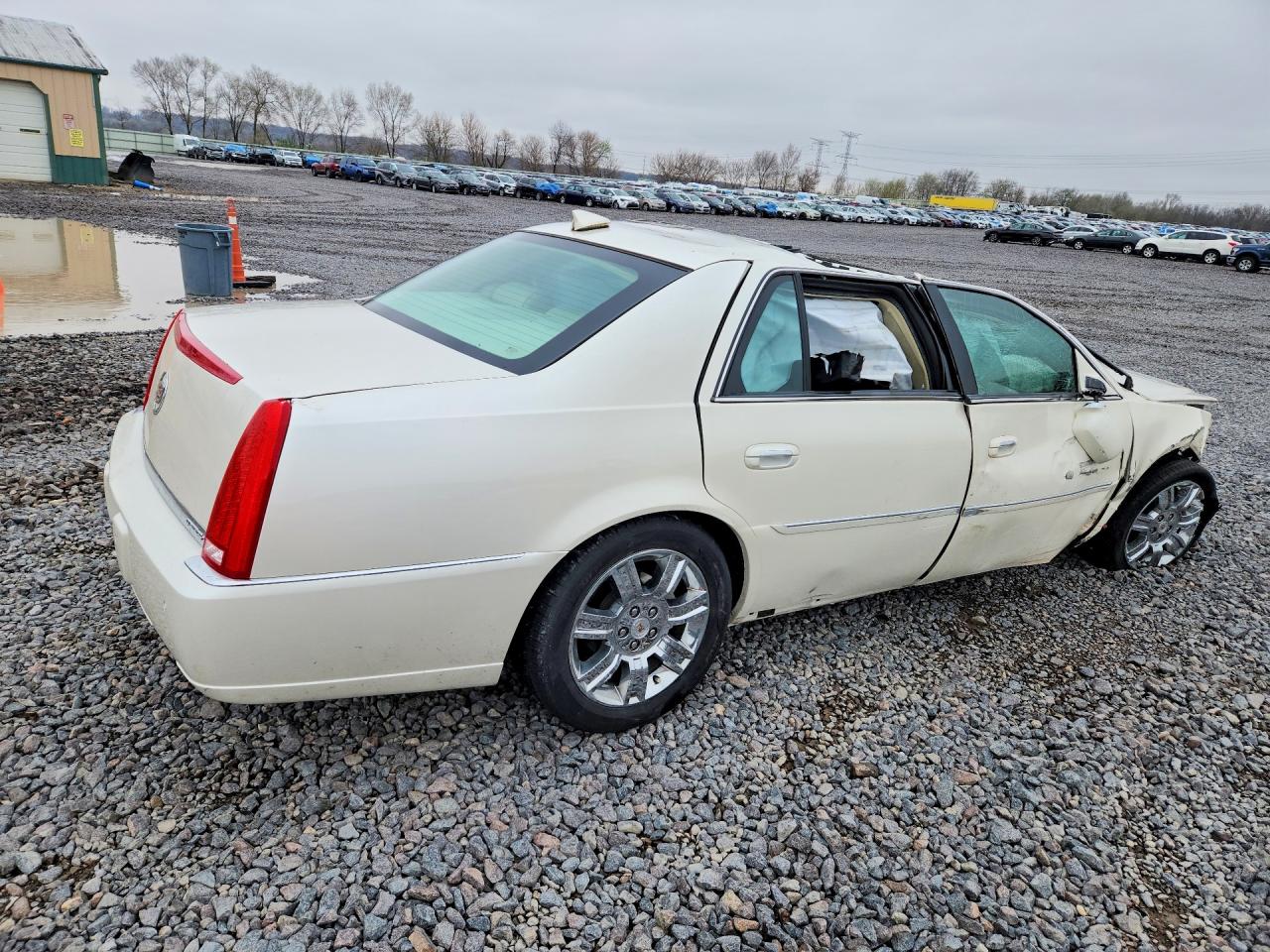 2011 CADILLAC DTS PLATINUM photo 3