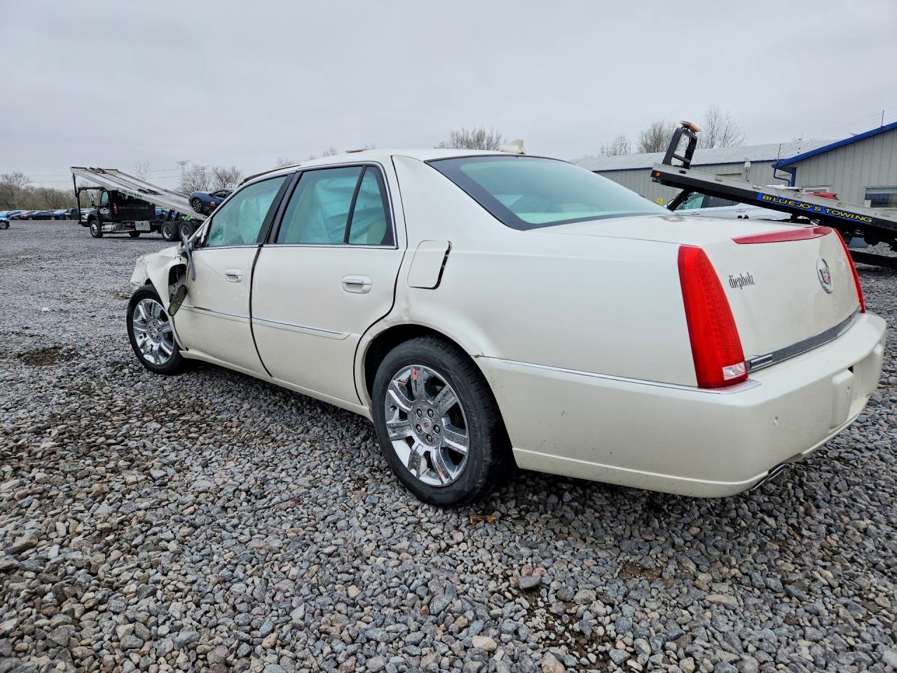 2011 CADILLAC DTS PLATINUM photo 2