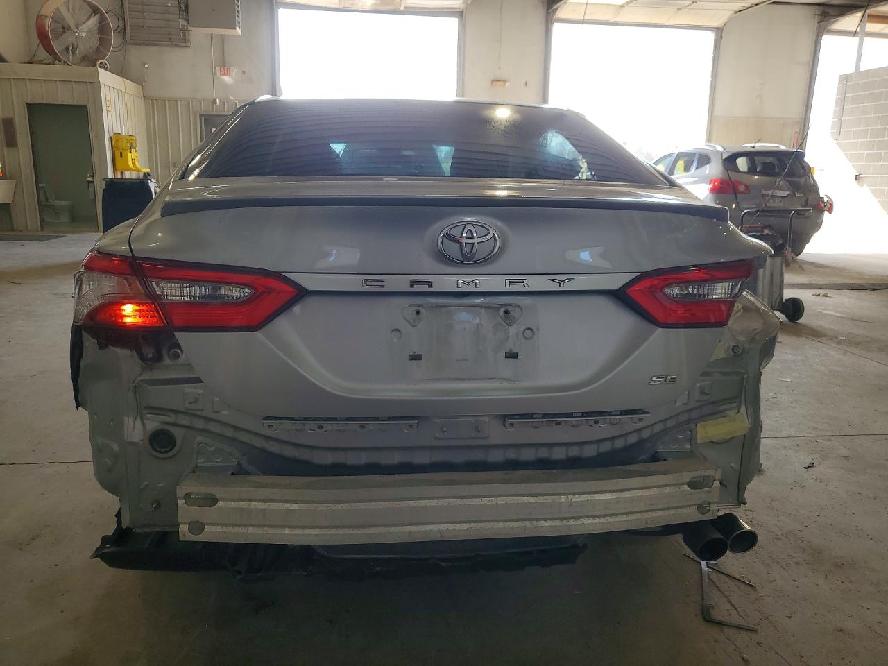 2018 TOYOTA CAMRY SE photo 16