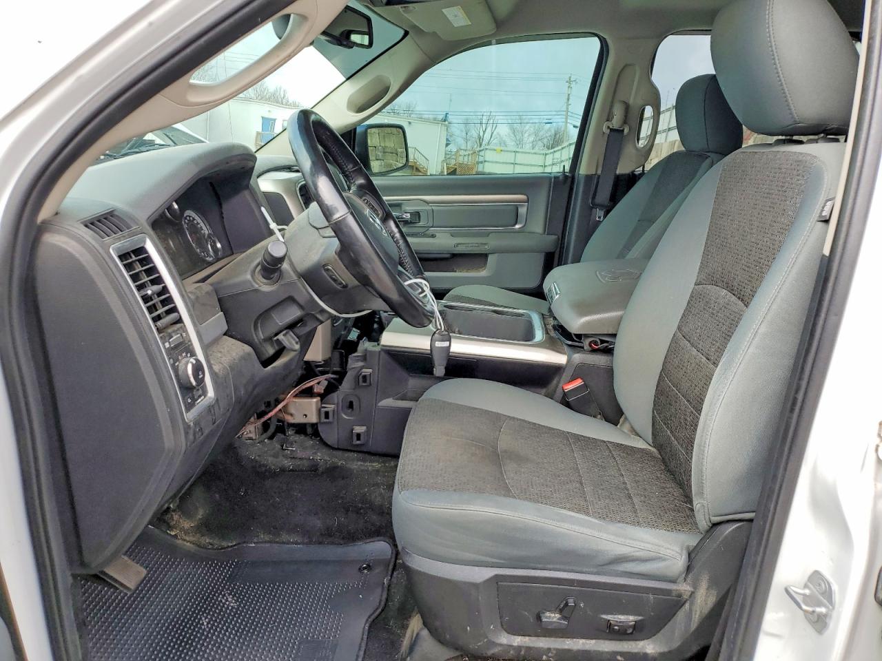 2016 RAM 1500 SLT photo 13