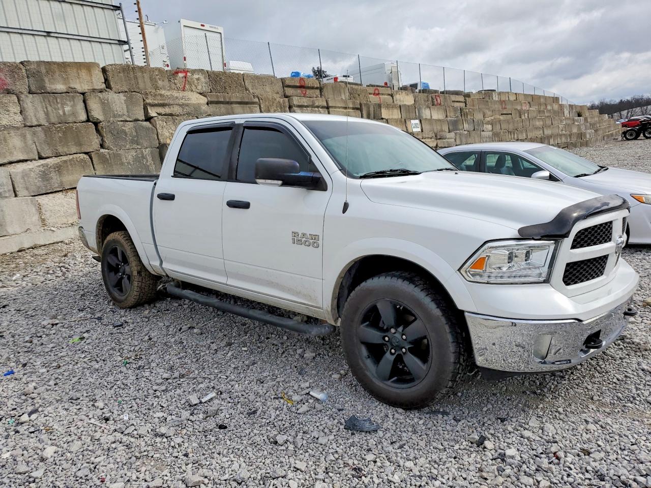 2016 RAM 1500 SLT photo 7
