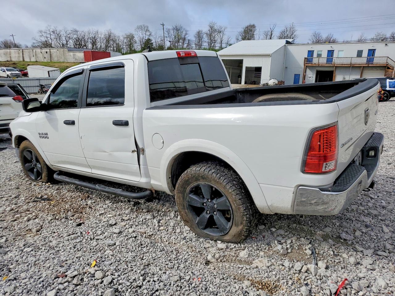2016 RAM 1500 SLT photo 3