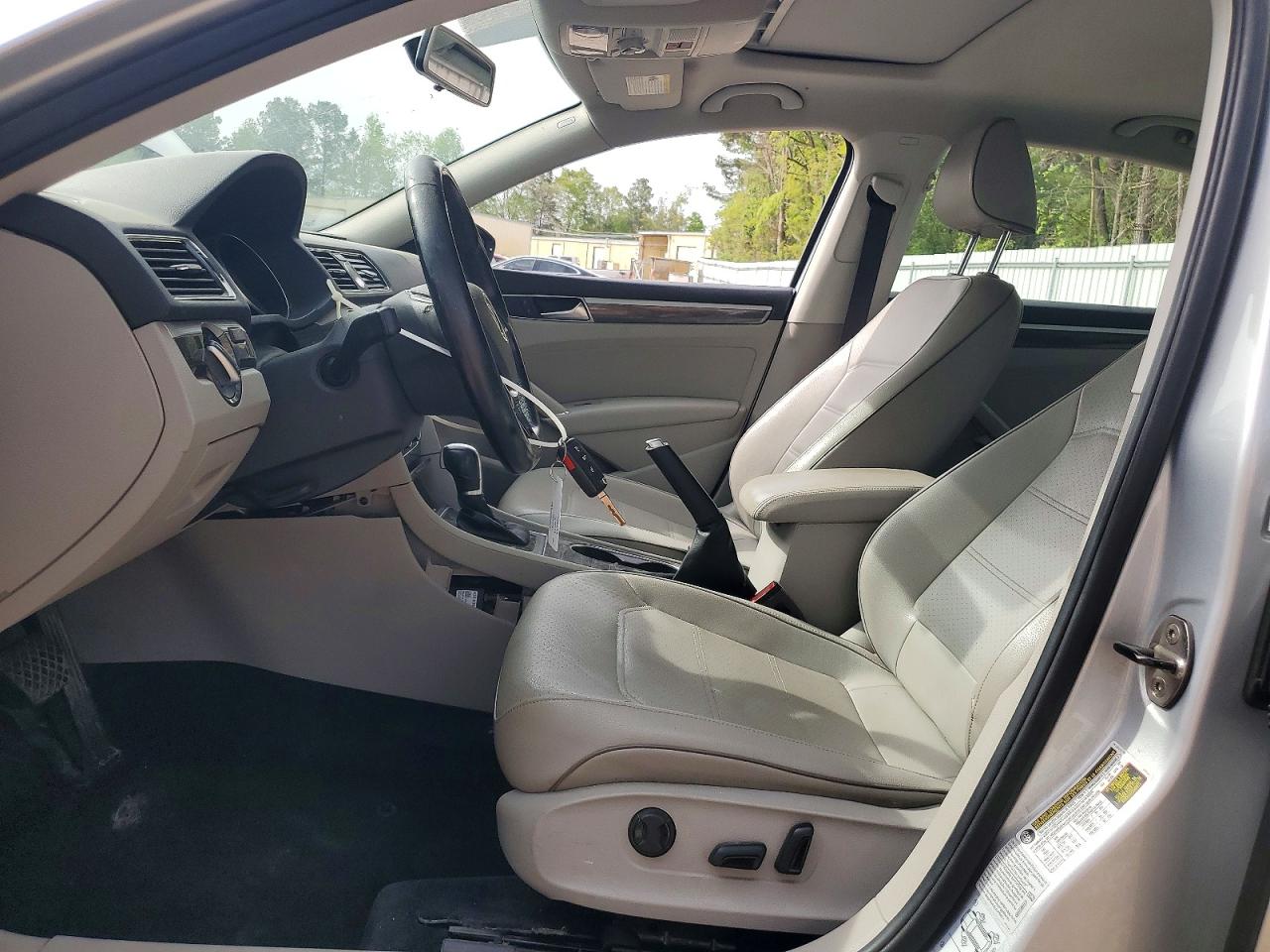 2017 VOLKSWAGEN PASSAT photo 13