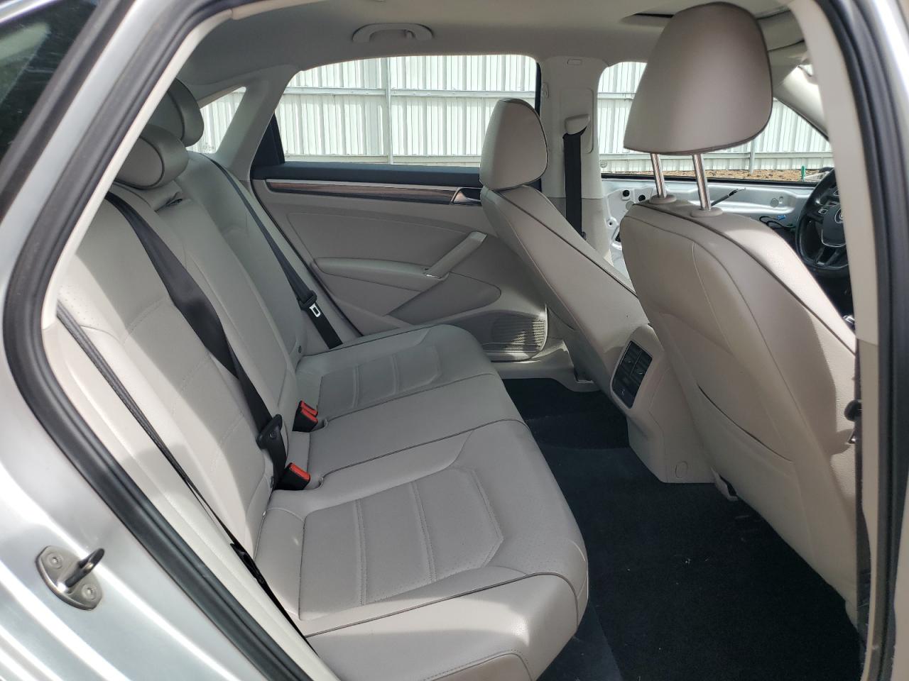 2017 VOLKSWAGEN PASSAT photo 19