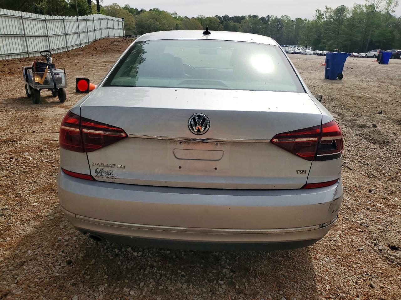 2017 VOLKSWAGEN PASSAT photo 11