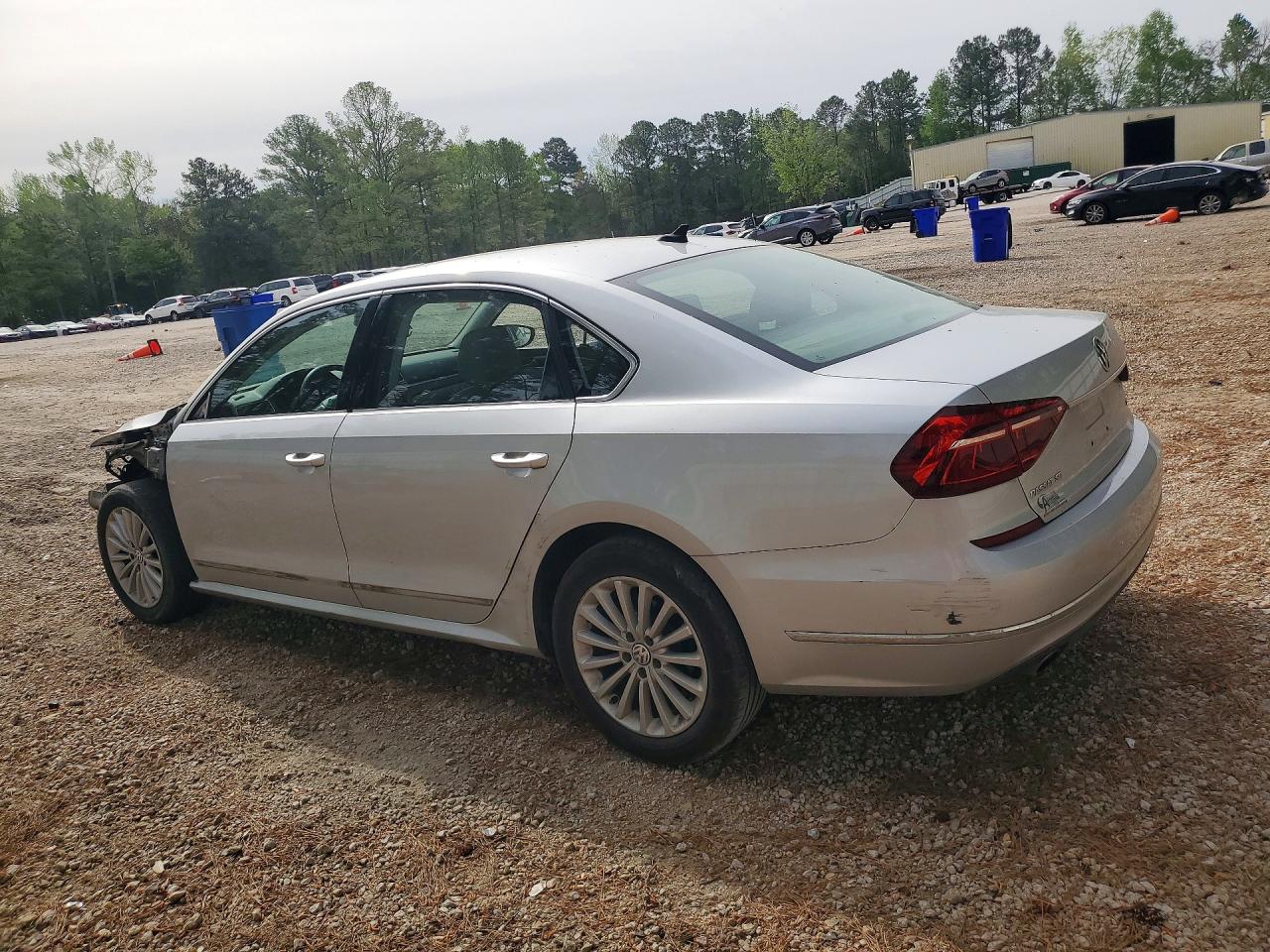 2017 VOLKSWAGEN PASSAT photo 3