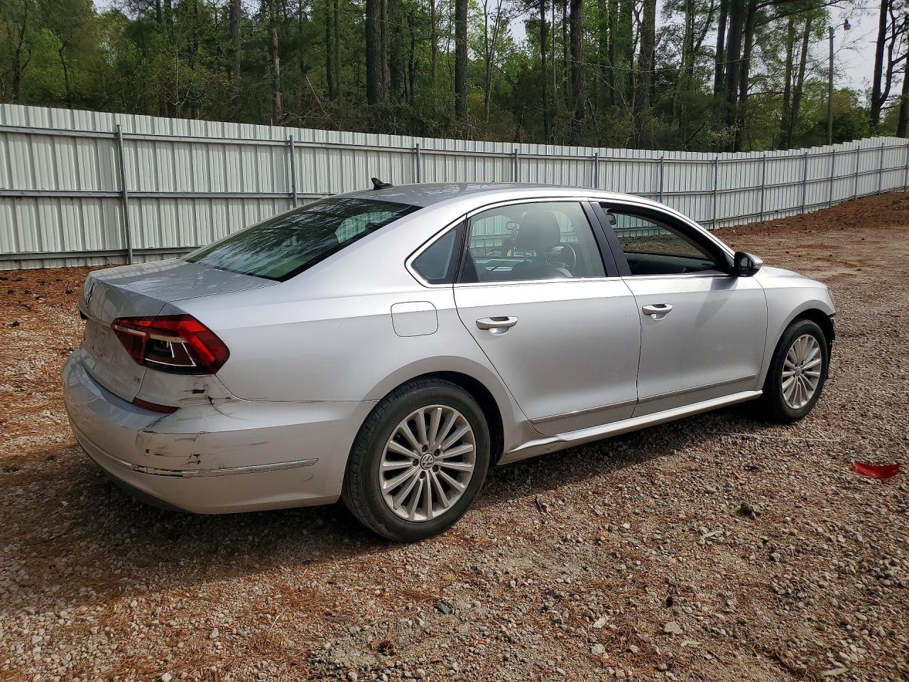 2017 VOLKSWAGEN PASSAT photo 5