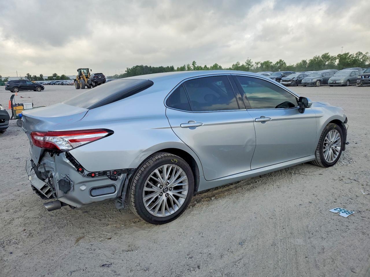 2018 TOYOTA CAMRY XLE photo 5