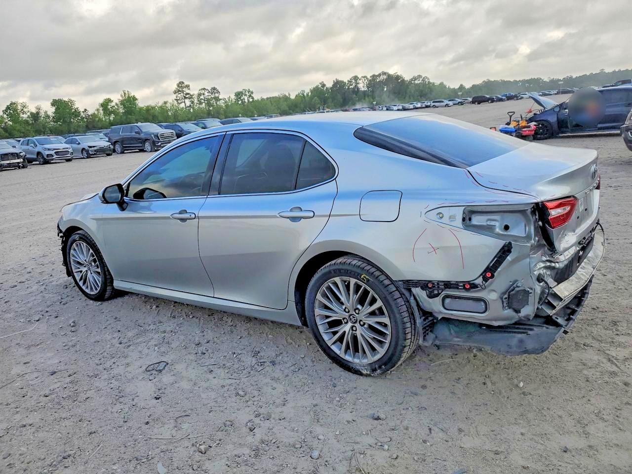 2018 TOYOTA CAMRY XLE photo 3