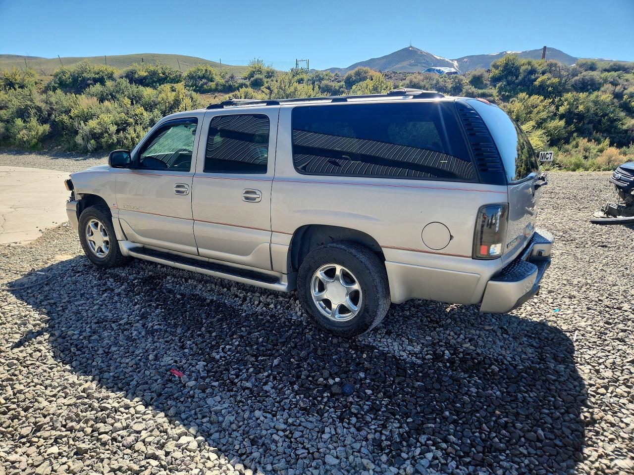 2004 GMC YUKON XL DENALI photo 3
