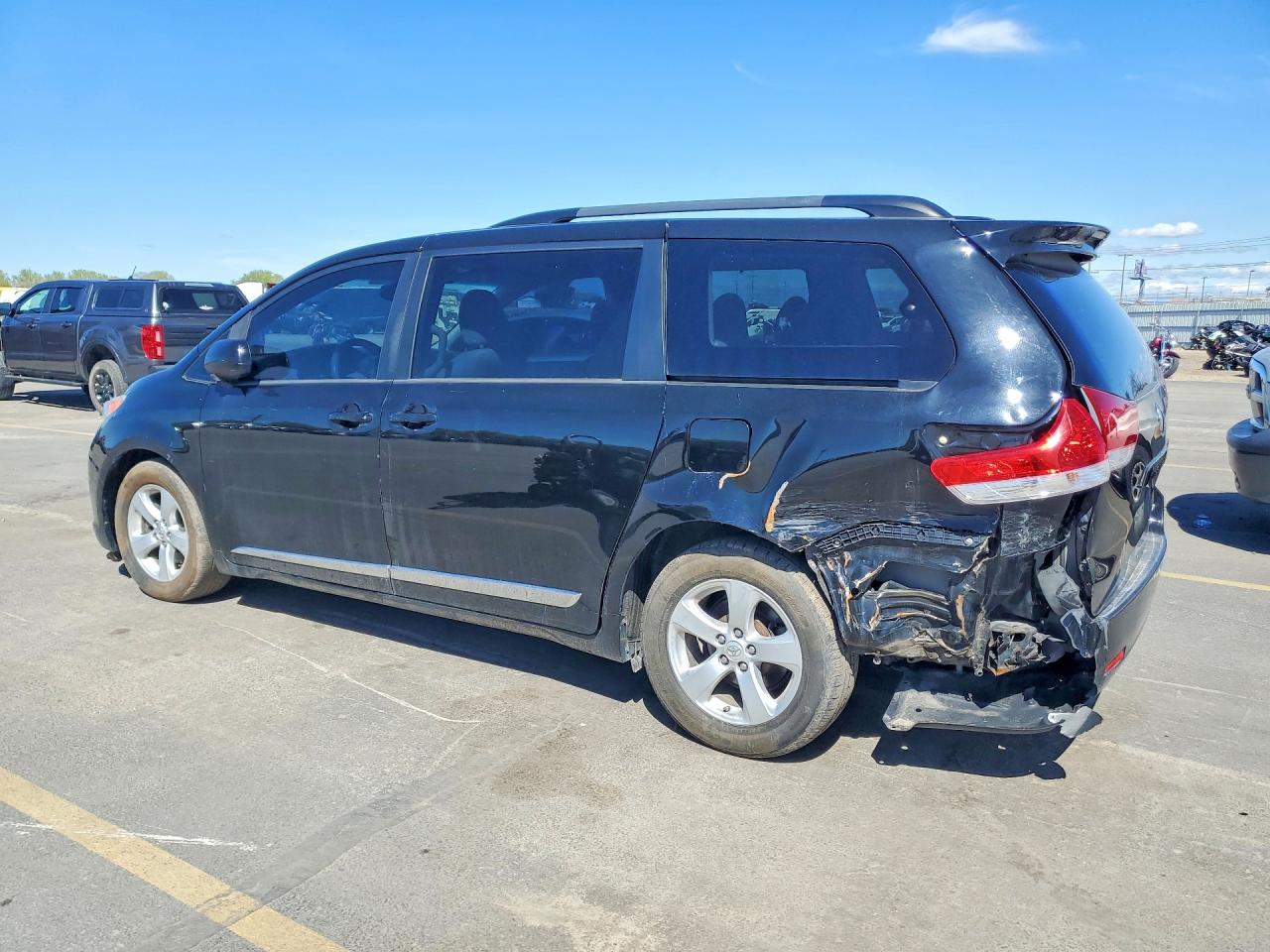 2013 TOYOTA SIENNA LE 8-PASSENGER photo 3