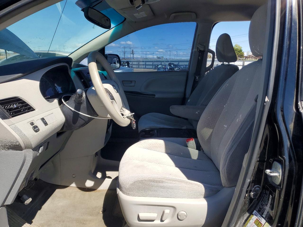 2013 TOYOTA SIENNA LE 8-PASSENGER photo 13