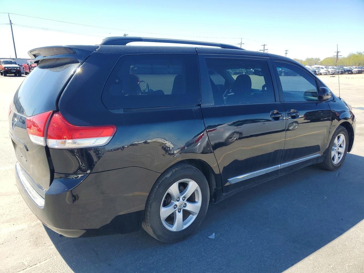 2013 TOYOTA SIENNA LE 8-PASSENGER photo 5