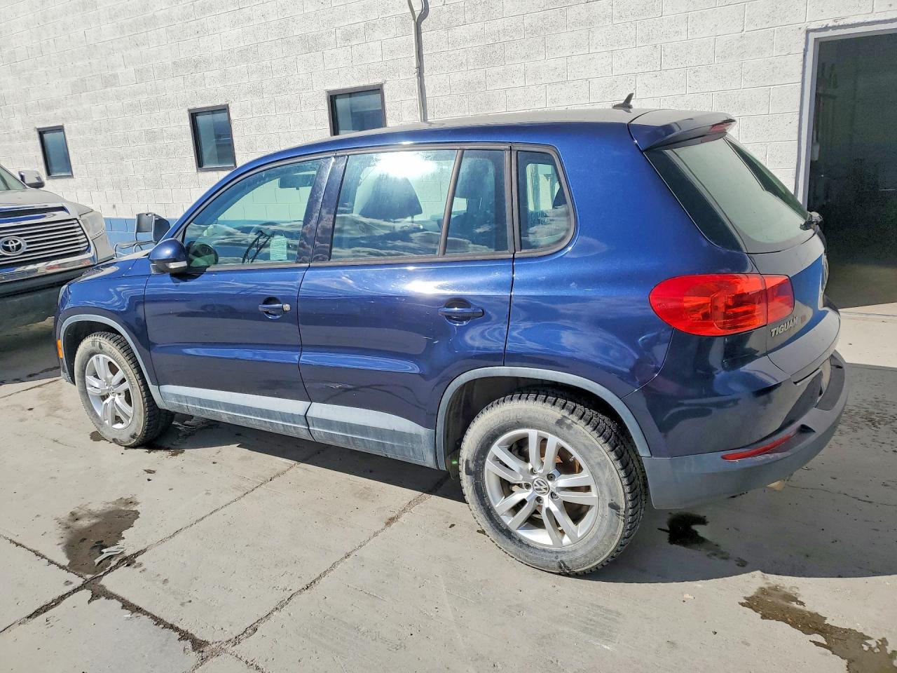 2012 VOLKSWAGEN TIGUAN S photo 4