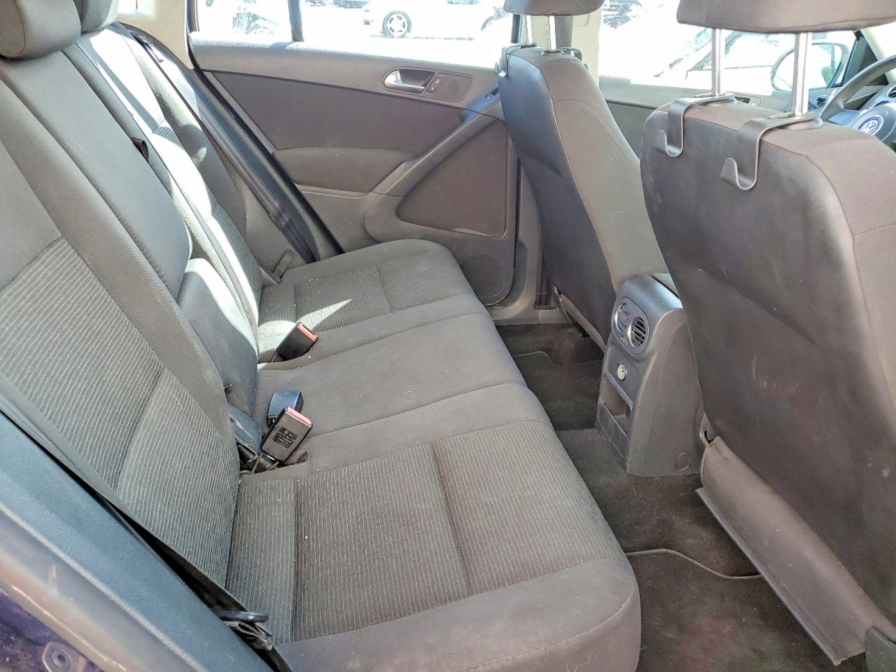 2012 VOLKSWAGEN TIGUAN S photo 31