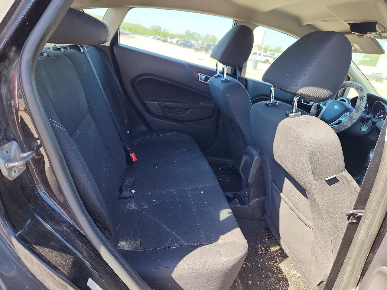 2015 FORD FIESTA SE photo 28