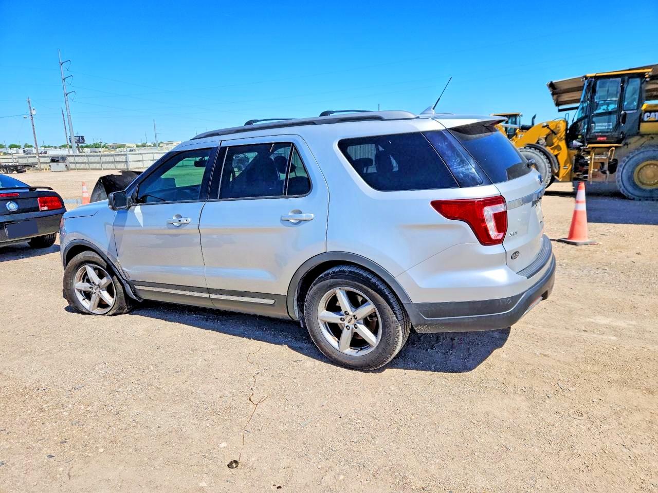 2019 FORD EXPLORER XLT photo 4