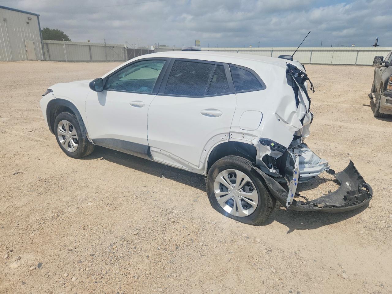 2025 CHEVROLET TRAX LS photo 4