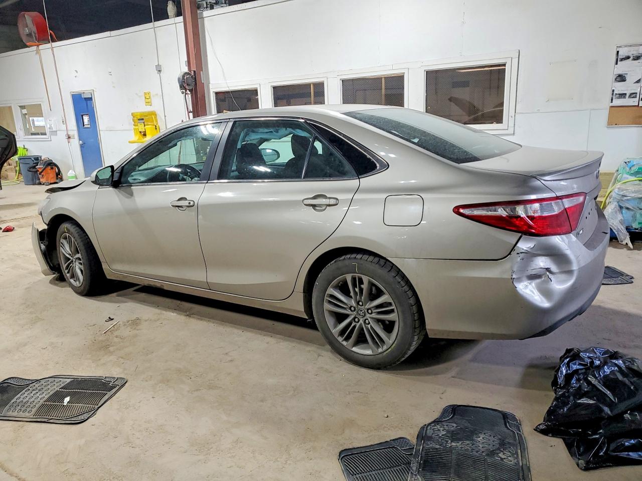 2017 TOYOTA CAMRY SE photo 4