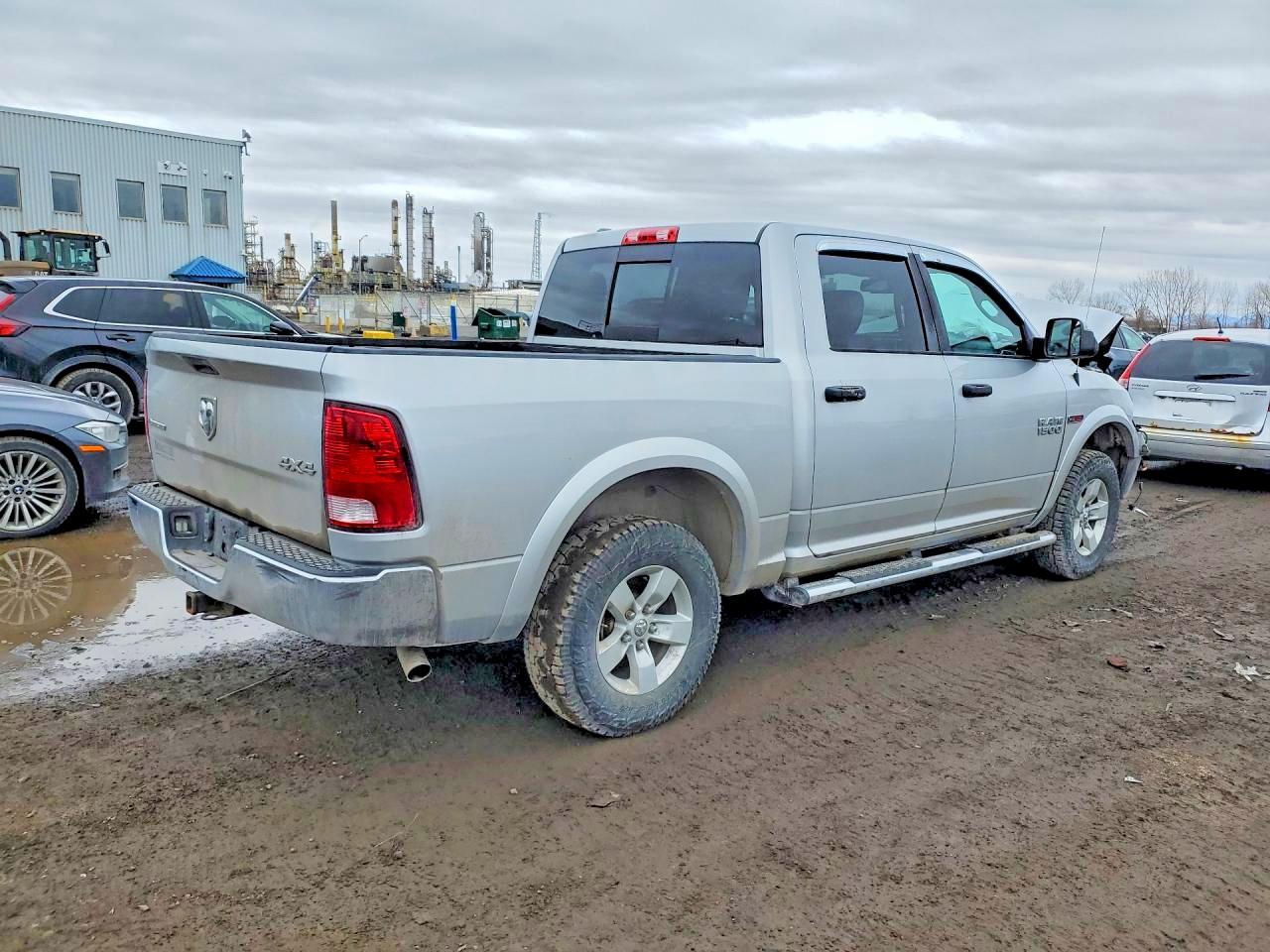 2016 RAM 1500 SLT photo 3