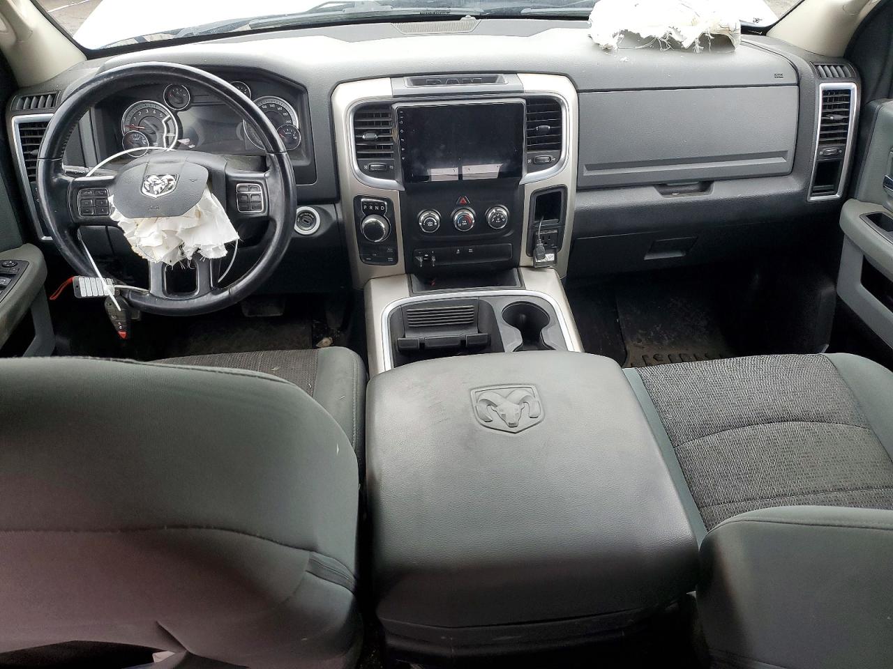 2016 RAM 1500 SLT photo 8