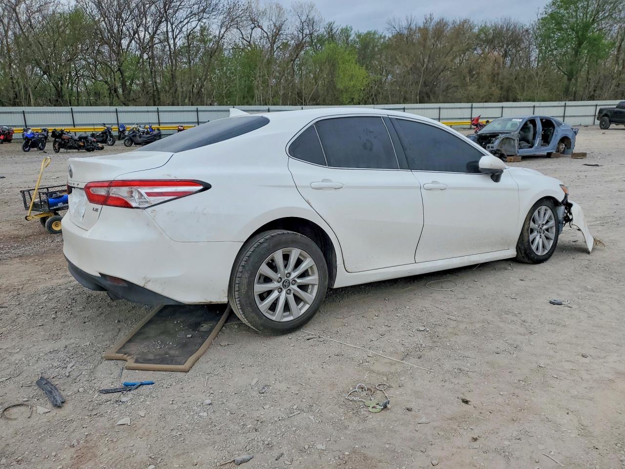 2019 TOYOTA CAMRY LE photo 3
