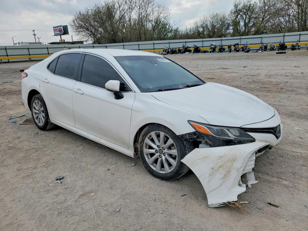 2019 TOYOTA CAMRY LE photo 4