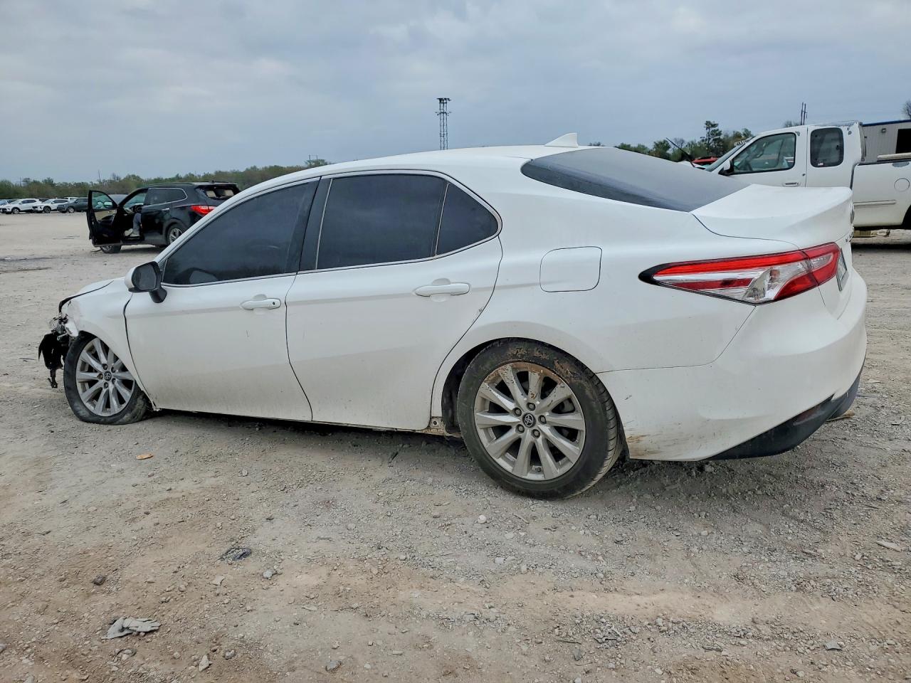 2019 TOYOTA CAMRY LE photo 2