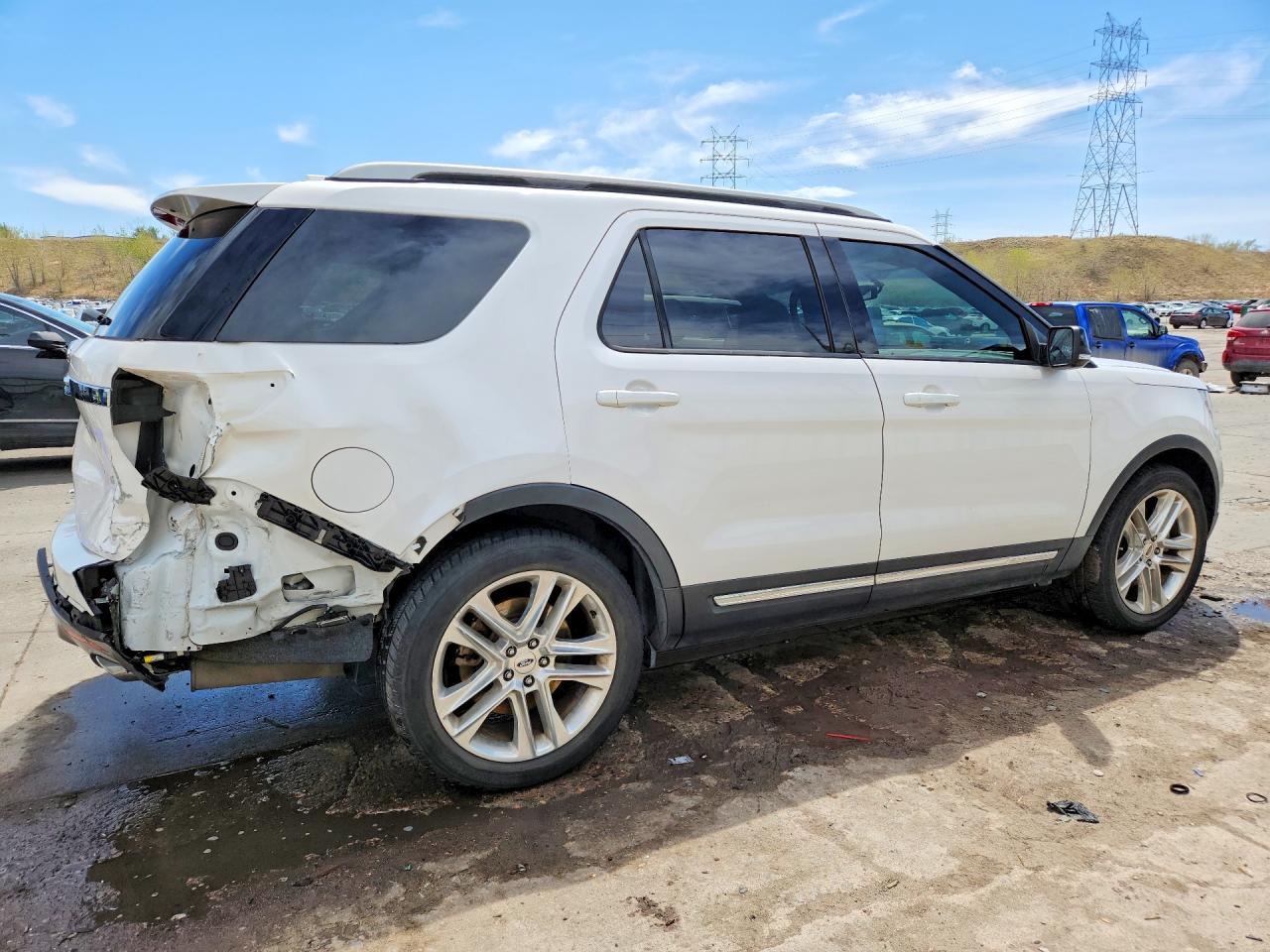2017 FORD EXPLORER XLT photo 3