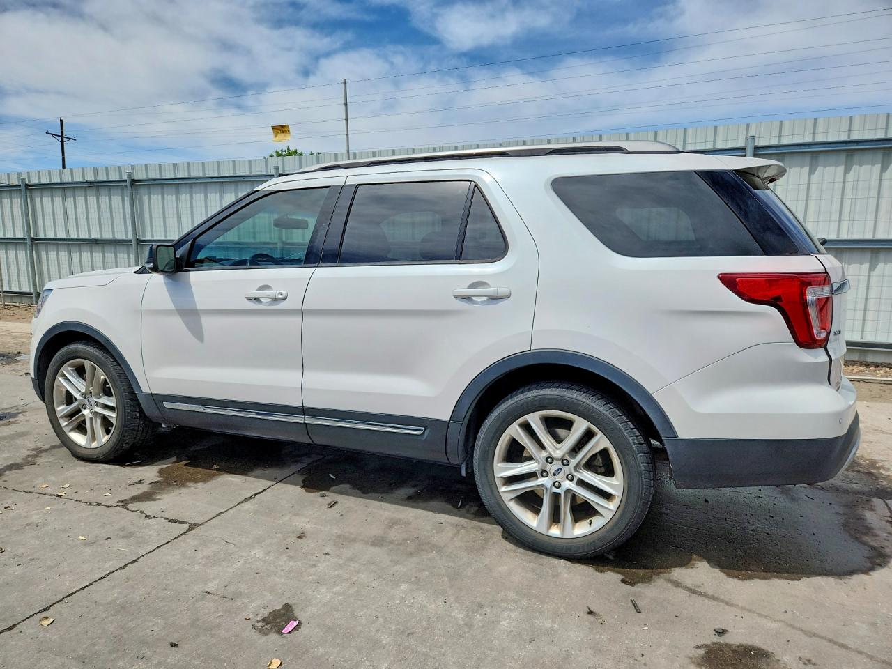 2017 FORD EXPLORER XLT photo 2