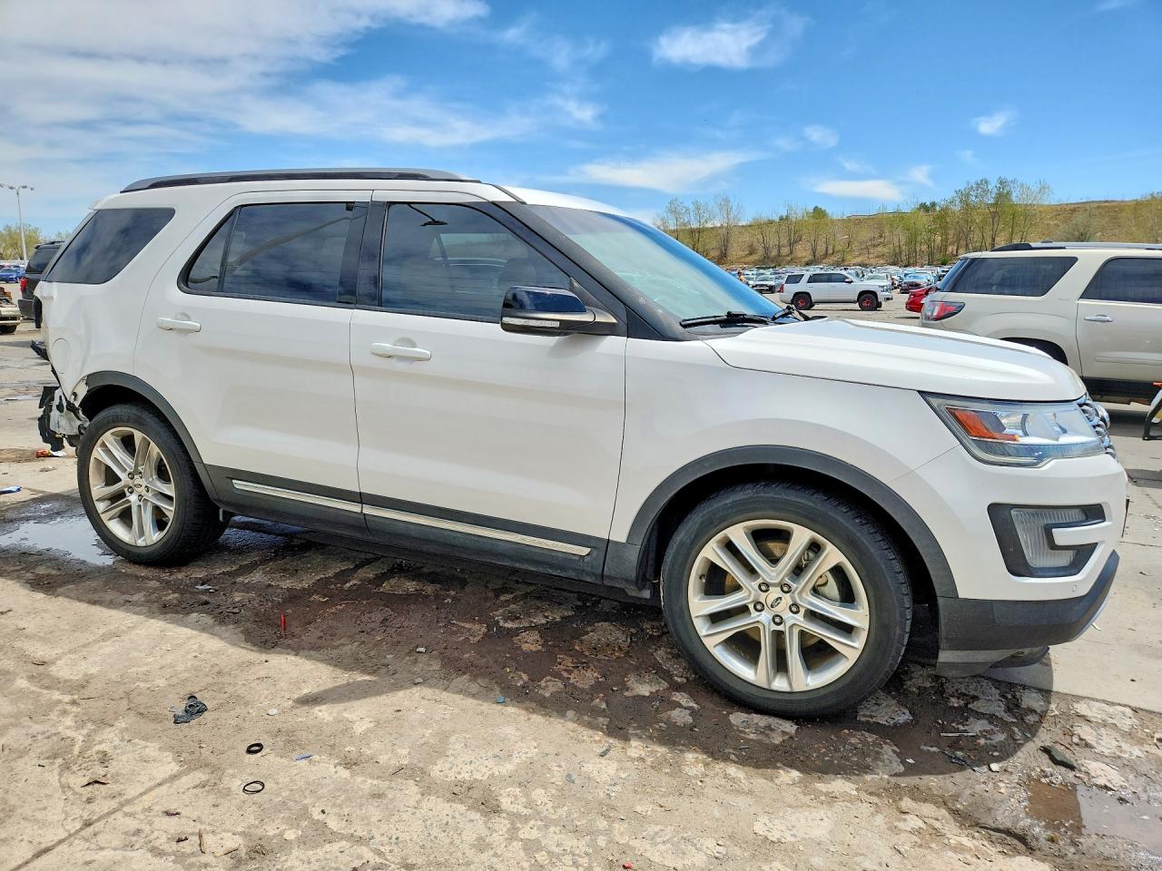 2017 FORD EXPLORER XLT photo 4