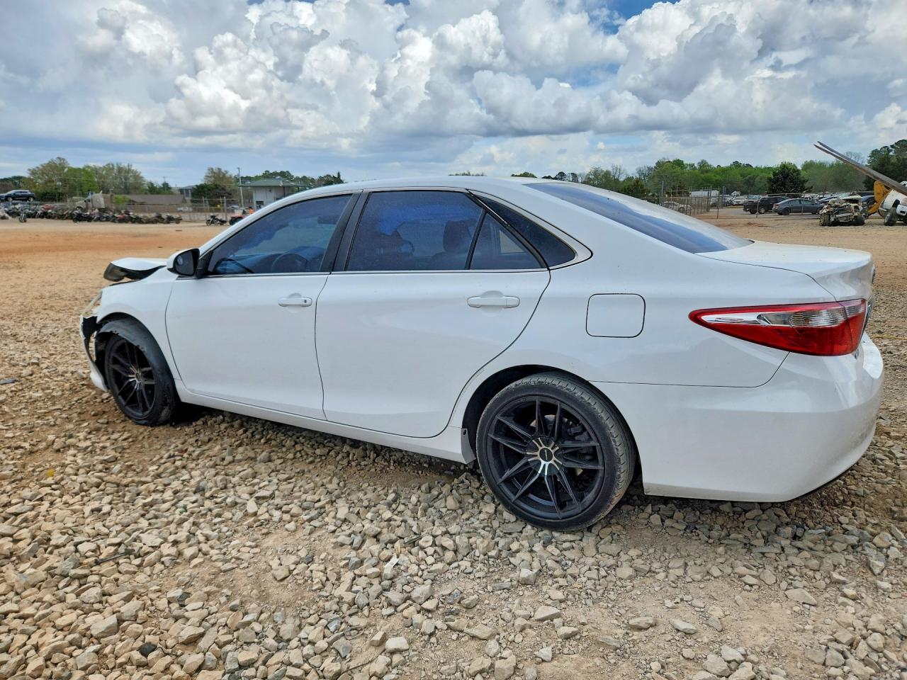 2016 TOYOTA CAMRY LE photo 3