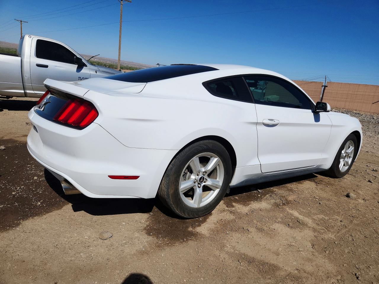 2017 FORD MUSTANG photo 5