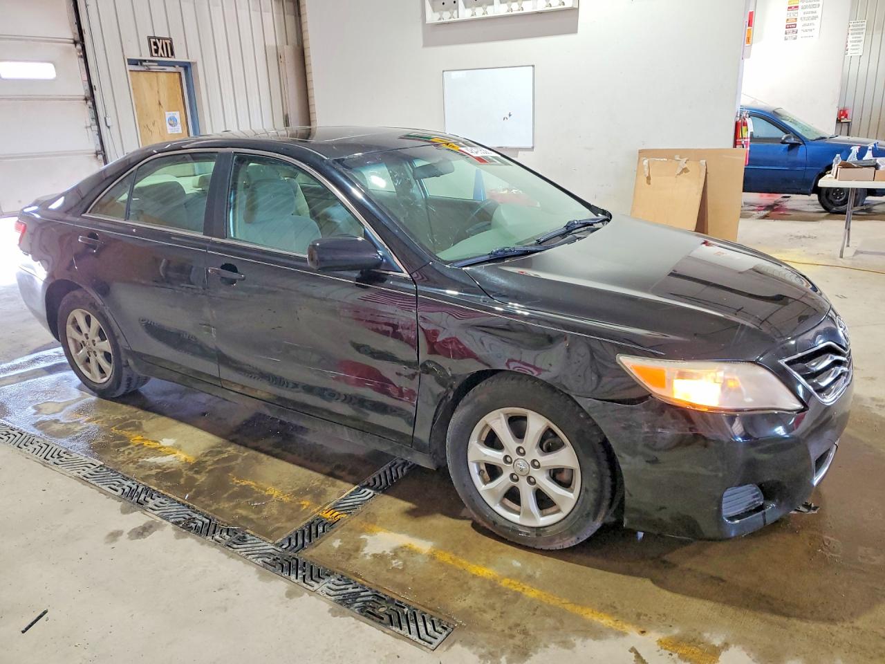 2011 TOYOTA CAMRY LE photo 10
