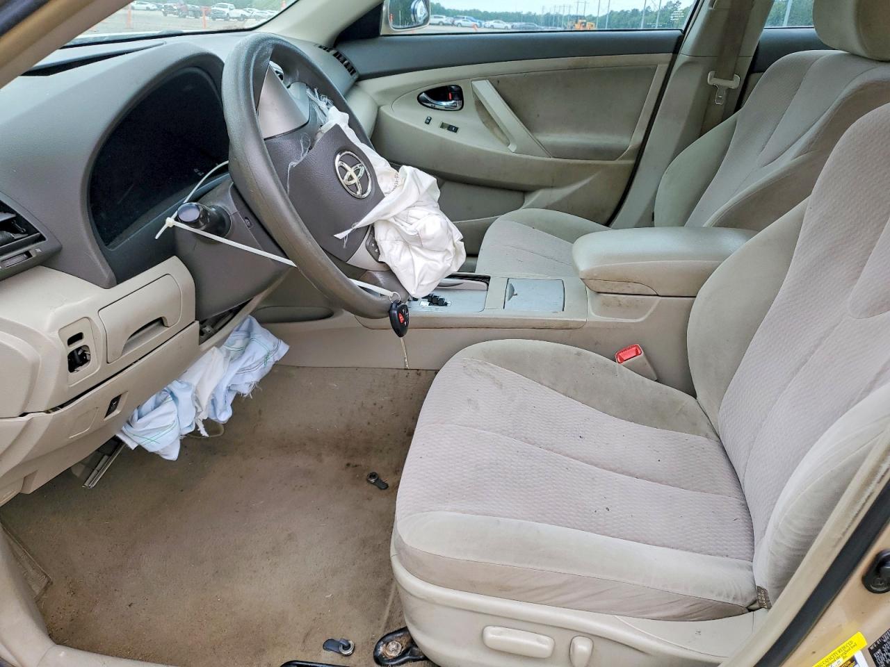 2011 TOYOTA CAMRY LE photo 13