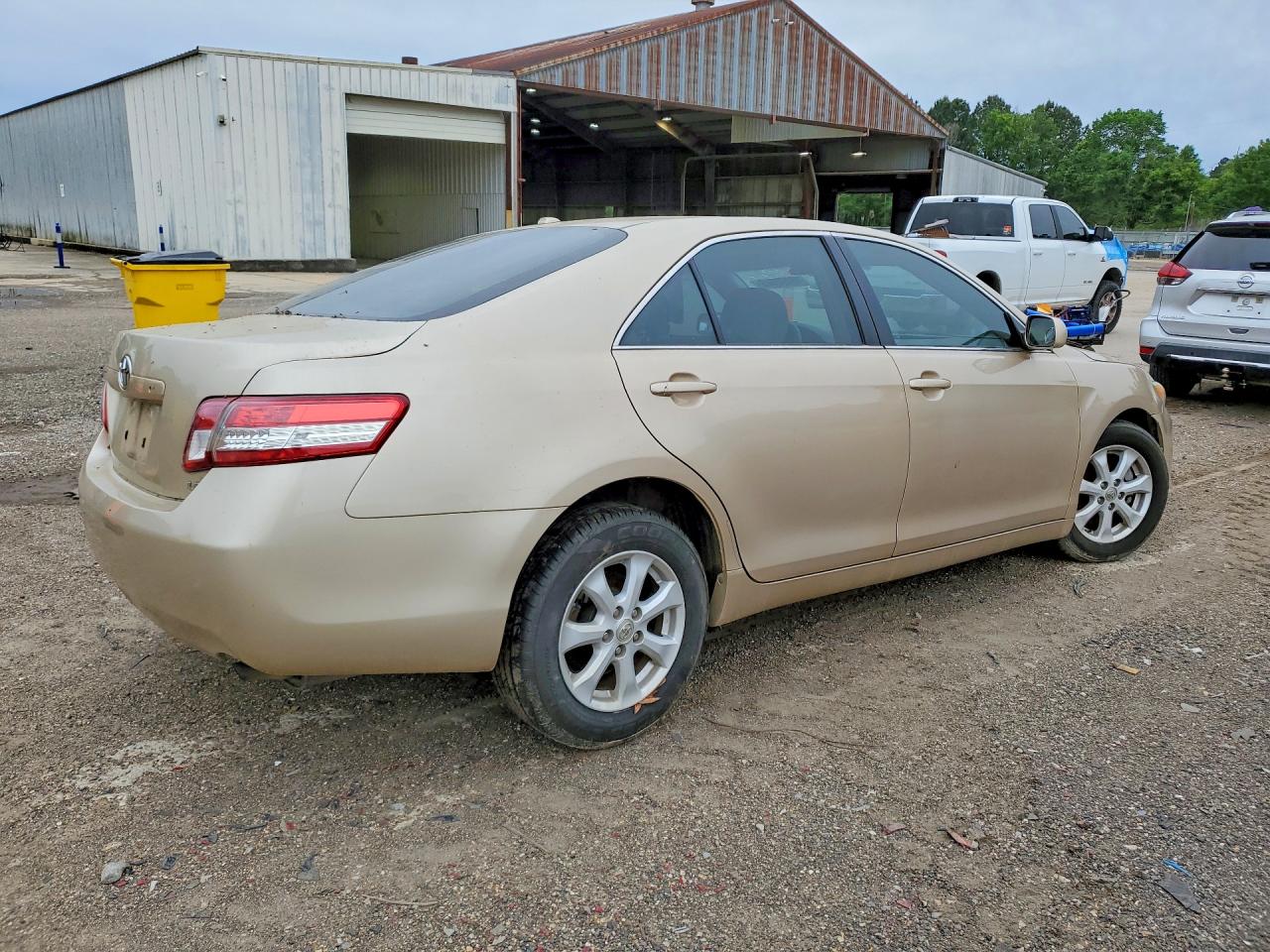 2011 TOYOTA CAMRY LE photo 5
