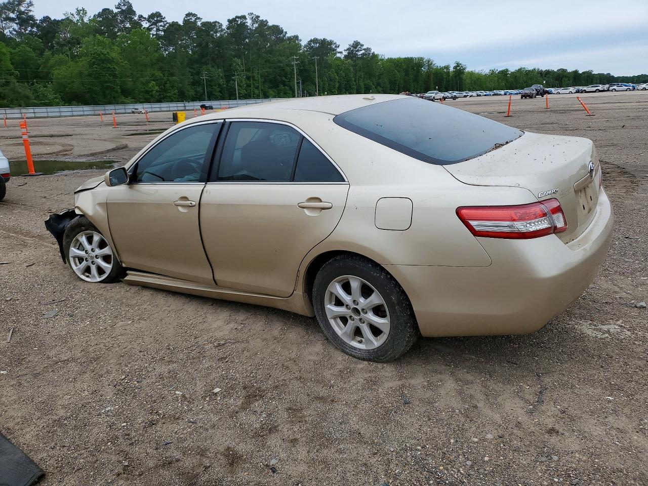2011 TOYOTA CAMRY LE photo 3