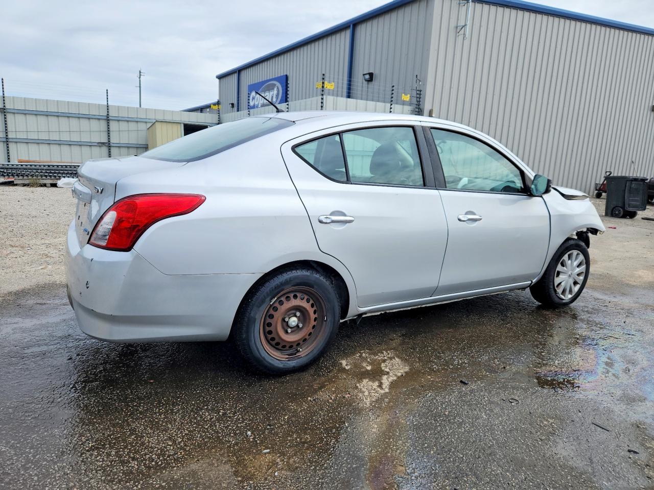 2018 NISSAN VERSA SV photo 7