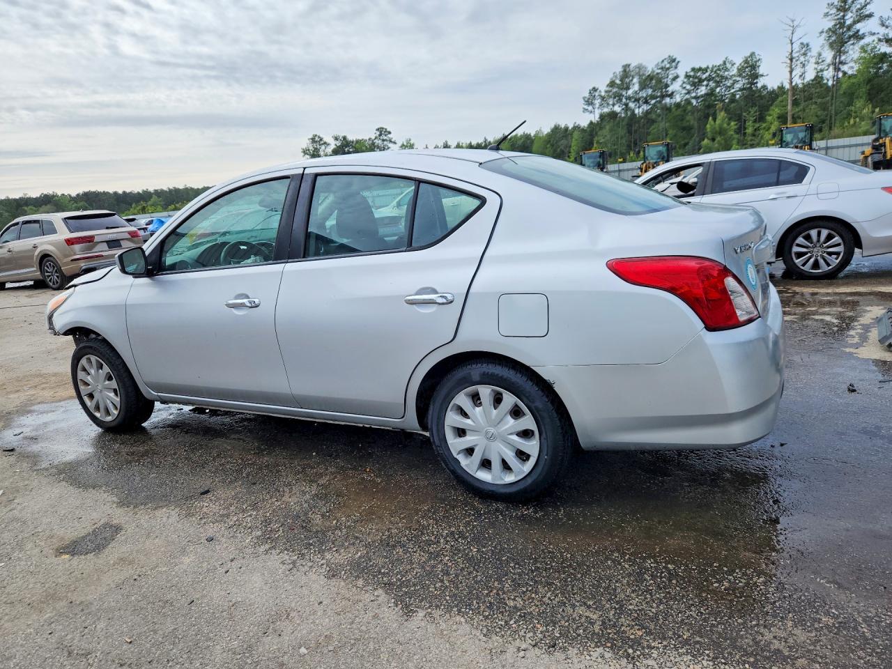 2018 NISSAN VERSA SV photo 4
